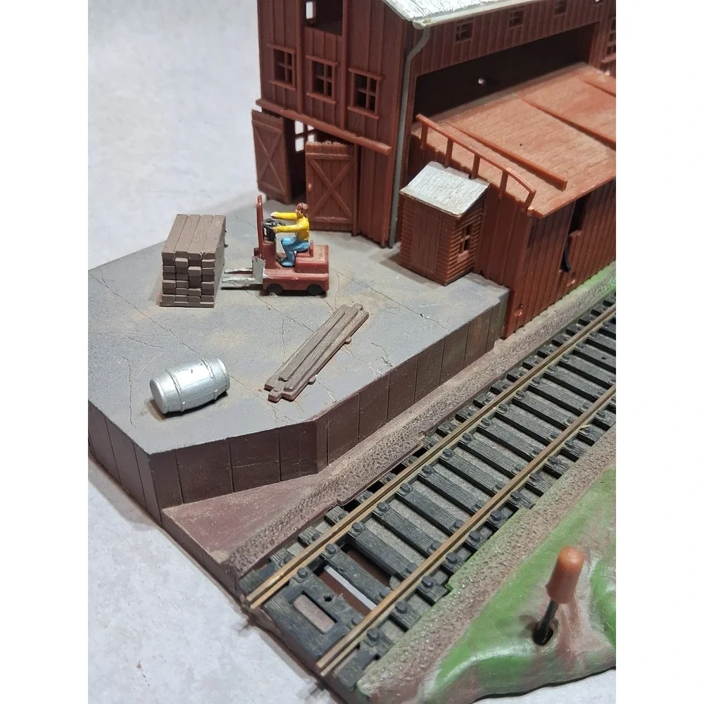HO SCALE TRAIN SIDING FOREST LUMBER COMPANY DIORAMA BUILDING WORKING SWITCHES